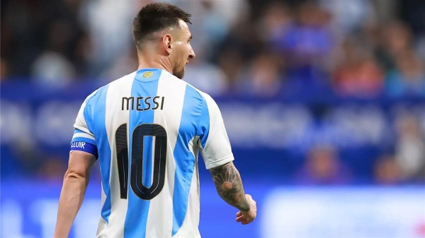 سكالوني يختار لاعب ا غير متوقع لخلافة ميسي في القميص 10 سكالوني يختار لاعب ا غير متوقع لخلافة ميسي في القميص 10