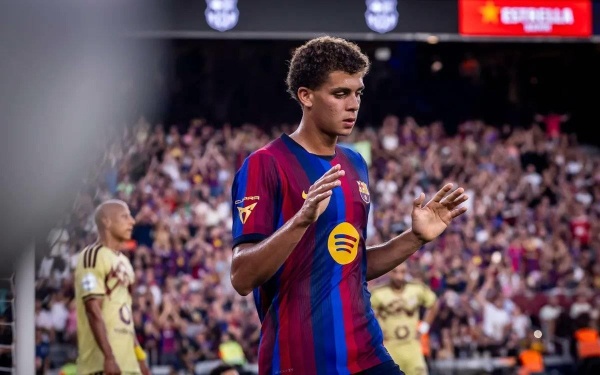 صور حمزة عبد الكريم يشارك لاعبي برشلونة جلسة تصوير دوري أبطال أوروبا
