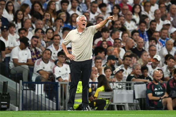 مورينيو يثير دهشة ريال مدريد بعد إغلاق سوق الانتقالات