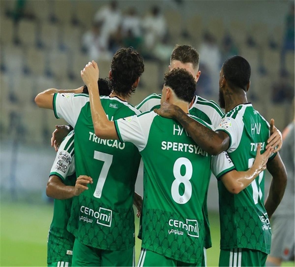 فيديو في غياب تريزيجيه الأهلي يهزم الرياض بخماسية في الدوري السعودي