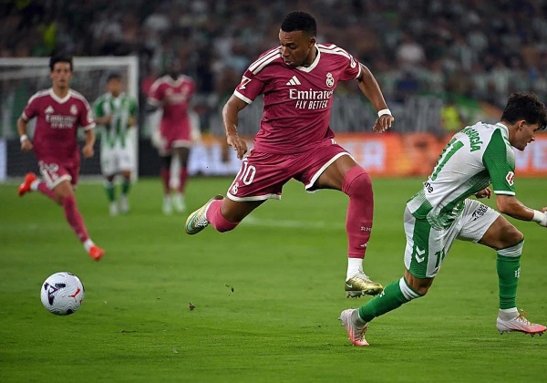 رجل مباراة ريال مدريد وريال بيتيس في الدوري الإسباني رجل مباراة ريال مدريد وريال بيتيس في الدوري الإسباني