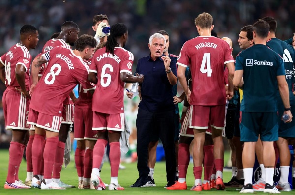 مورينيو يسخر من ريال بيتيس بعد خسارة ريال مدريد لاعبهم سقط كالميت ولا نعرف سوى كرة القدم مورينيو يسخر من ريال بيتيس بعد خسارة ريال مدريد لاعبهم سقط كالميت ولا نعرف سوى كرة القدم