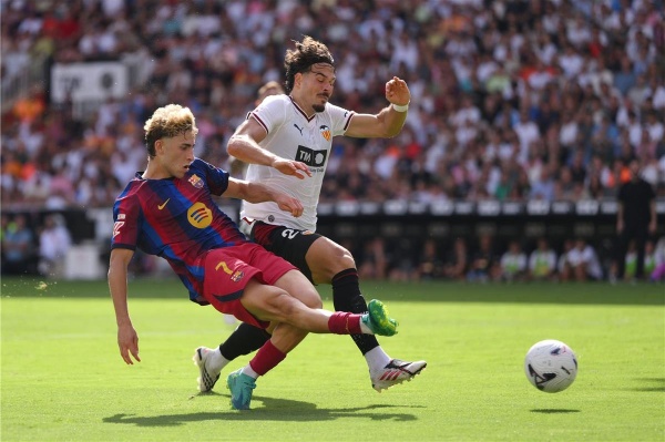 نيران صديقة لاعب برشلونة يغادر مباراة فالنسيا مصاب ا نيران صديقة لاعب برشلونة يغادر مباراة فالنسيا مصاب ا