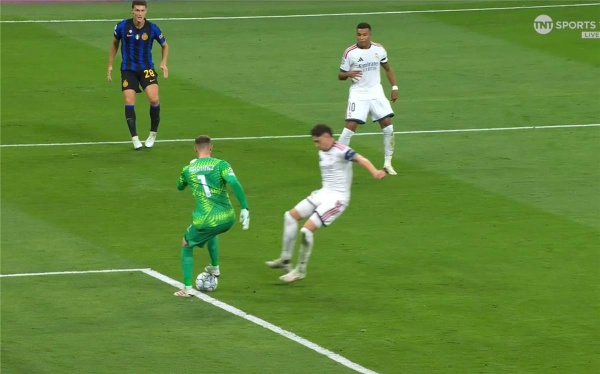 خطأ فادح فالفيردي يسجل هدف ريال مدريد الثاني أمام إنتر ميلان