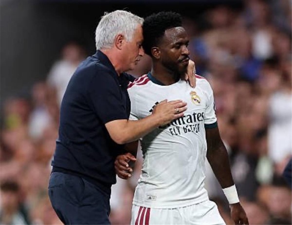 فيديو تصرف مثير من مورينيو تجاه فينيسيوس جونيور خلال مباراة ريال مدريد وإنتر ميلان فيديو تصرف مثير من مورينيو تجاه فينيسيوس جونيور خلال مباراة ريال مدريد وإنتر ميلان