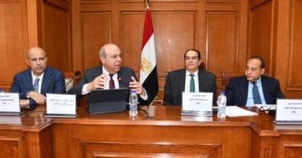 وزير الطيران يستعرض استراتيجية الوزارة لتعزيز كفاءة القطاع واستدامته