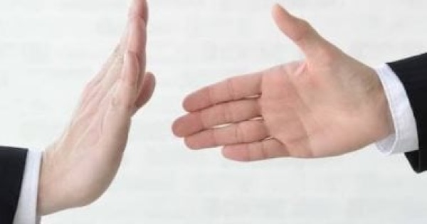 تفسير حلم رؤية شخص يمتنع عن الكلام أو السلام عليك ماذا يعنى