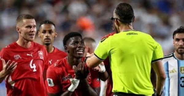 بعد طرد لاعب سويسرا ما هي تحديثات الفيفا لخاصية الـvar