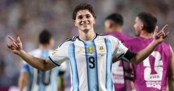 أرسنال يسعى لخطف ألفاريز من برشلونة بعد كأس العالم أرسنال يسعى لخطف ألفاريز من برشلونة بعد كأس العالم