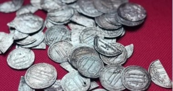 اكتشاف كنز من الدراهم الفضية يعود تاريخها للخلافة العباسية اكتشاف كنز من الدراهم الفضية يعود تاريخها للخلافة العباسية
