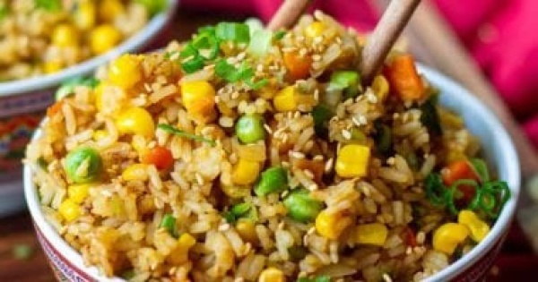 طريقة عمل الأرز المقلى بالخضار أشهر وأسرع أكلة صينية فى 10 دقائق طريقة عمل الأرز المقلى بالخضار أشهر وأسرع أكلة صينية فى 10 دقائق