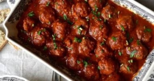 طريقة عمل كرات اللحم بالصوص الأحمر زي المطاعم طريقة عمل كرات اللحم بالصوص الأحمر زي المطاعم