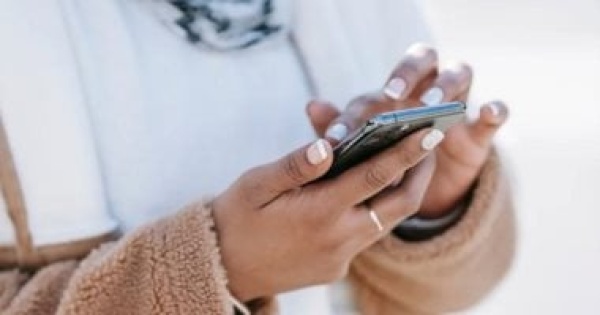 لو مش بتقدر تستغنى عنه طول اليوم كيف يؤثر موبايلك على مظهرك الجسدى