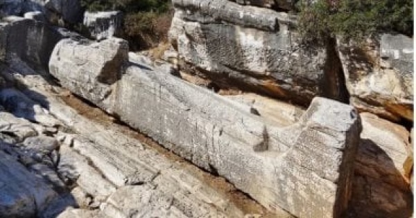 لغز العملاق النائم فى جزيرة ناكسوس اليونانية لغز العملاق النائم فى جزيرة ناكسوس اليونانية
