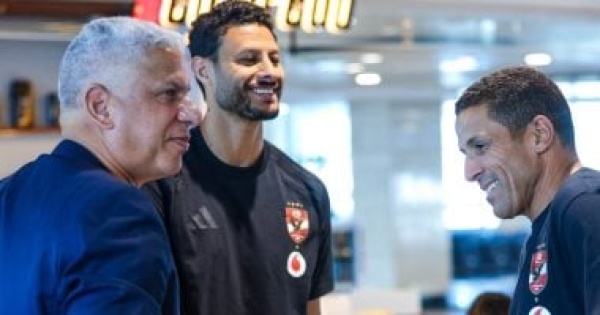 لاعبو الأهلى فى مطار القاهرة استعداد ا للسفر إلى إسبانيا لخوض المعسكر الخارجي لاعبو الأهلى فى مطار القاهرة استعداد ا للسفر إلى إسبانيا لخوض المعسكر الخارجي