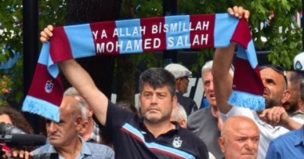 جماهير طرابزون تطالب رئيس النادي بضم محمد صلاح فى ذكرى التأسيس فيديو جماهير طرابزون تطالب رئيس النادي بضم محمد صلاح فى ذكرى التأسيس فيديو