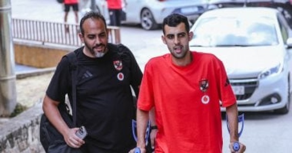 يوسف بلعمري يظهر بعكازين خلال سفر الأهلي إلى برشلونة صورة يوسف بلعمري يظهر بعكازين خلال سفر الأهلي إلى برشلونة صورة