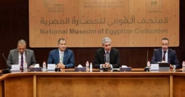 وزير السياحة يؤكد على أهمية الاستثمار فى العنصر البشرى وإثابة المتميزين