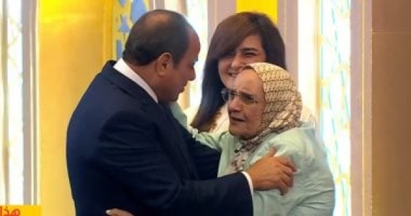 آمال إسماعيل بعد تكريمها من الرئيس السيسى لا يوجد سن للتعلم والحلم آمال إسماعيل بعد تكريمها من الرئيس السيسى لا يوجد سن للتعلم والحلم