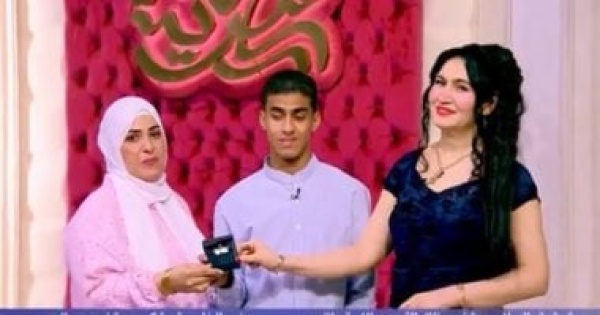 هبة عبد الفتاح تهدى قلادة جوهرة مصرية لنجم احتفالات قادرون باختلاف ووالدته