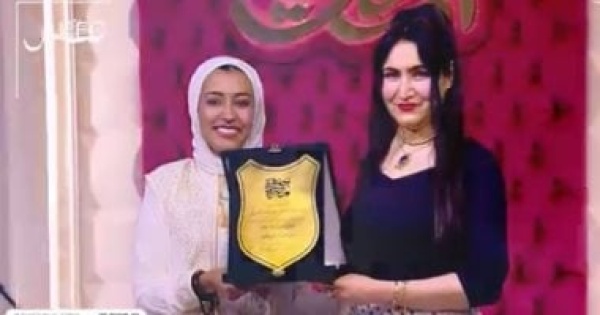 هبة عبد الفتاح تهدى فرقة سنبلة درع الموهوبين والمبدعين من جوهرة مصرية هبة عبد الفتاح تهدى فرقة سنبلة درع الموهوبين والمبدعين من جوهرة مصرية