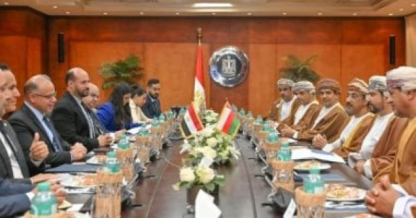 وزير الاستثمار يبحث مع رئيس هيئة المناطق الحرة بـ عمان تعزيز الشراكة الاستثمارية