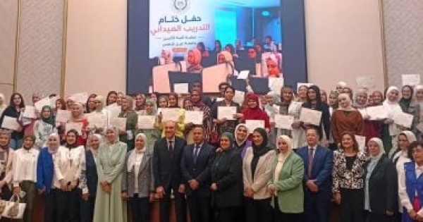 السفير علاء يوسف يكرم طلاب كلية الألسن في ختام البرنامج التدريبى