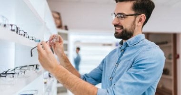 للرجال فقط كيف تختار إطار النظارة المناسب لشكل وجهك ولون بشرتك للرجال فقط كيف تختار إطار النظارة المناسب لشكل وجهك ولون بشرتك