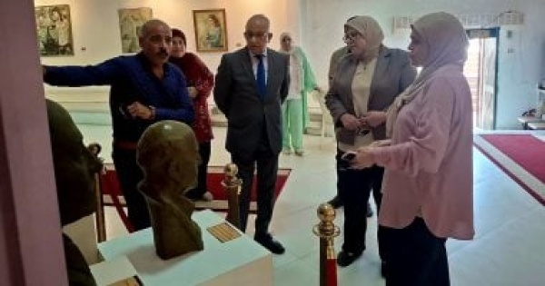 محافظ بورسعيد ورئيس الفنون التشكيلية يبحثان سبل تطوير متحف النصر