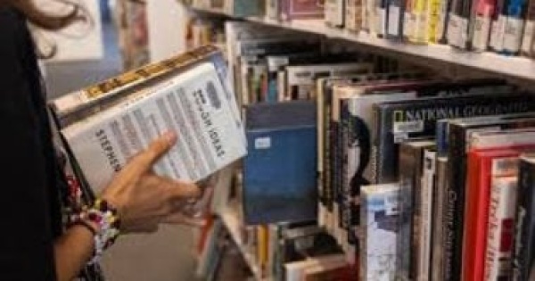 حرب الكتب فى أمريكا المكتبات تواجه الانهيار بسبب صراع الأيديولوجيات