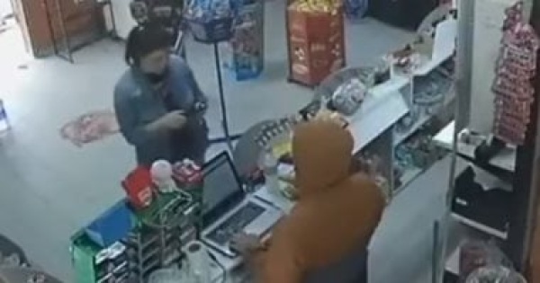 حرامى عنده ضمير لص ملثم يوقف السرقة مؤقتا لخدمة زبونة ويسلمها إيصالا