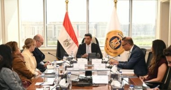 وزير الصناعة يبحث مع البنك الأوروبي تمويل مشروعات الطاقة المتجددة وزير الصناعة يبحث مع البنك الأوروبي تمويل مشروعات الطاقة المتجددة
