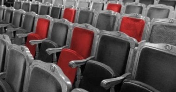 لماذا تكون مقاعد المسارح ودور السينما حمراء غالبا