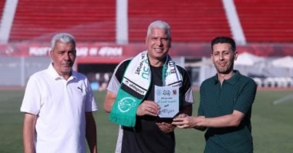 الاتحاد المصراتى يهدى وائل جمعة درع النادى على هامش ودية الأهلى صور الاتحاد المصراتى يهدى وائل جمعة درع النادى على هامش ودية الأهلى صور