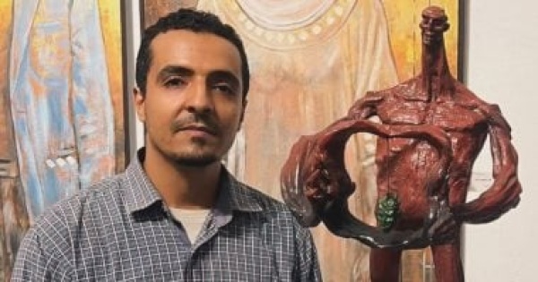 بعد فوزه بجائزة النحت على نبيل يجسد الصراع الداخلي ومحاولة تحقيق التوازن بعد فوزه بجائزة النحت على نبيل يجسد الصراع الداخلي ومحاولة تحقيق التوازن