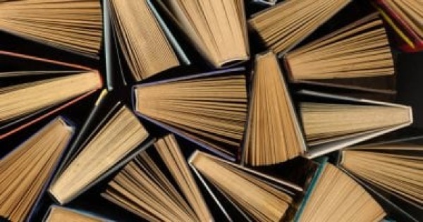 12 اقتباس ا عن الكتب والقراءة ماذا قال الأدباء عن سحر الكتاب