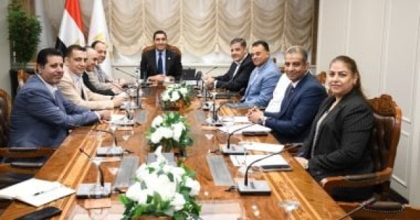 وزير الرياضة يعقد اجتماع ا عبر الفيديو كونفرانس مع مديري المديريات بالمحافظات