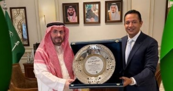 رئيس نادى الاتحاد السكندرى يلبى دعوة القنصل العام السعودى وي هديه درعا تذكاريا