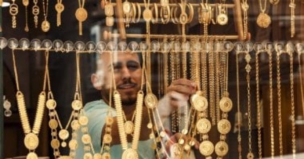 كبار المستثمرين يكدسون الذهب هل حان وقت الشراء في مصر