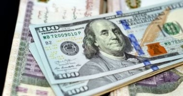 هدوء فى العطلة الأسبوعية استقرار جماعى لأسعار الدولار فى البنوك المصرية هدوء فى العطلة الأسبوعية استقرار جماعى لأسعار الدولار فى البنوك المصرية