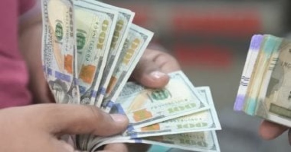 سعر الدولار يلامس 52 82 جنيها وتباين طفيف في الأسعار بالبنوك اليوم