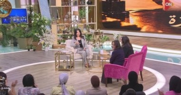 ابنة محمد حمزة نافس كبار الشعراء وهو شاب وكتب معظم أغنيات عبد الحليم حافظ ابنة محمد حمزة نافس كبار الشعراء وهو شاب وكتب معظم أغنيات عبد الحليم حافظ