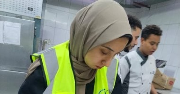 سلامة الغذاء تفحص شكوى بشأن وجبة بمستشفى الهلال في سوهاج سلامة الغذاء تفحص شكوى بشأن وجبة بمستشفى الهلال في سوهاج