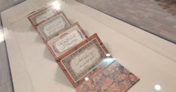 بردى وذهب حكاية المصحف الأحمر فى ملتقى الشارقة للخط فيديو