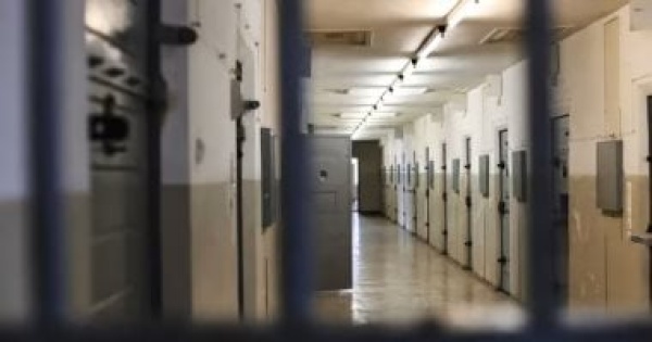 تحقيق فى سجن شديد الحراسة بعد توصيل وجبة سريعة وكحول لنزيل بطائرة مسيرة تحقيق فى سجن شديد الحراسة بعد توصيل وجبة سريعة وكحول لنزيل بطائرة مسيرة