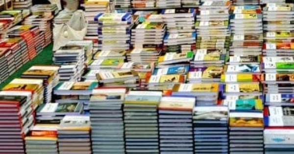من مخازن الناشرين إلى المكتبات لماذا تختفى بعض الكتب بعد نفاد طبعتها من مخازن الناشرين إلى المكتبات لماذا تختفى بعض الكتب بعد نفاد طبعتها