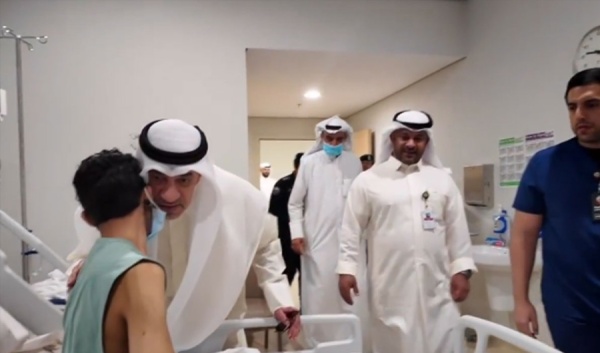 وزير الداخلية يطمئن على مصابي الاعتداء الإيراني الآثم في مستشفى الفروانية وزير الداخلية يطمئن على مصابي الاعتداء الإيراني الآثم في مستشفى الفروانية