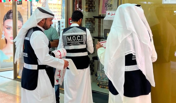 التجارة تضبط 11 ألف قطعة مقلدة وتغلق 8 محال مخالفة التجارة تضبط 11 ألف قطعة مقلدة وتغلق 8 محال مخالفة