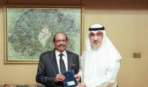 النائب الأول يسلم أول إقامة ذهبية لرئيس مجلس إدارة مجموعة لولو العالمية