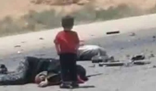 كارثة الحافلتين صورة طفل أمام جثمان أمه تهز السوريين كارثة الحافلتين صورة طفل أمام جثمان أمه تهز السوريين